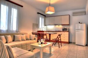 Tzane Studios & Apartments - Steps away from Golden Beach