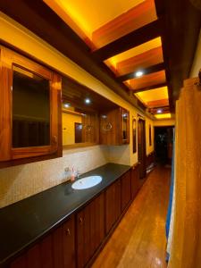 Bon Voyage House Boat
