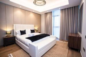 Elegant 2BR Apt Nobles Tower with Pool and Gym