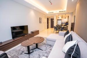 Elegant 2BR Apt Nobles Tower with Pool and Gym