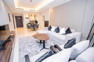 Elegant 2BR Apt Nobles Tower with Pool and Gym