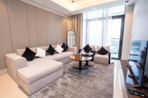 Elegant 2BR Apt Nobles Tower with Pool and Gym