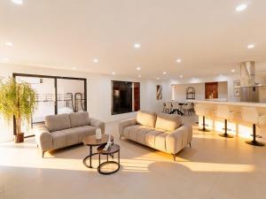 Beachfront Villa In Tropical Environment For 16 Pax