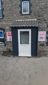 Spacious 4-Bed Retreat in the Heart of Churchill- Ideal for contractors and work stays