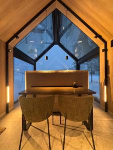 Ullr Glass Cabin with Forest View
