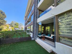 Moderno Edifício Frente al Lago