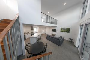 Private Mezzanine Bedroom, Soaring Ceilings, Sleeps 3, Walk to Cafes, 15 min to Bunbury