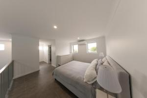 Australind Private Mezzanine Bedroom, Soaring Ceilings, Sleeps 3, Walk to Cafes, 15 min to Bunbury Single Room suite