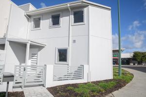 Private Mezzanine Bedroom, Soaring Ceilings, Sleeps 3, Walk to Cafes, 15 min to Bunbury