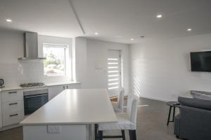 Australind Private Mezzanine Bedroom, Soaring Ceilings, Sleeps 3, Walk to Cafes, 15 min to Bunbury Single Room lobby