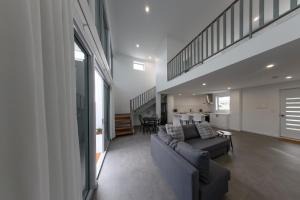 Australind Private Mezzanine Bedroom, Soaring Ceilings, Sleeps 3, Walk to Cafes, 15 min to Bunbury Single Room room