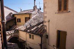 SCAPPO IN UMBRIA, nel vicolo