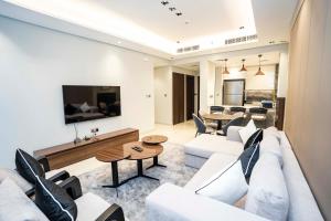 Spacious Luxe 2BR in Dubai - With Pool and Gym
