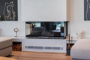 Horizon Villa Luxurious Lakefront Retreat by PikHost