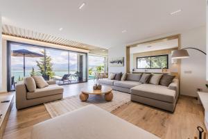 Horizon Villa Luxurious Lakefront Retreat by PikHost