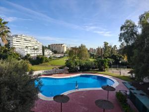Bonitas vistas al golf y piscina en Guadalmina Marbella