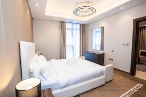 Luxe 1BR Suite Dubai Dream Stay with Pool and Gym