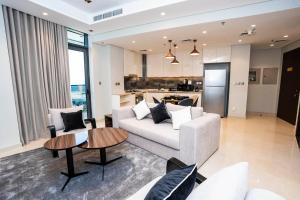 Luxe 1BR Suite Dubai Dream Stay with Pool and Gym