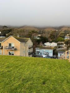 Cosy, Sleeps 5, Bathroom, Parking, Beautiful Beach Coast 22RP