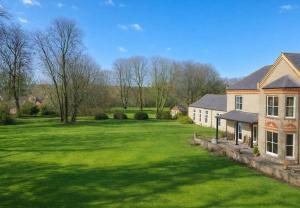 Spacious 2BR Designer Home in Newmarket , Private Grounds & Garden