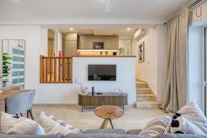 2BR Seafront Elegance with Balcony & Sea Views by 360 Estates