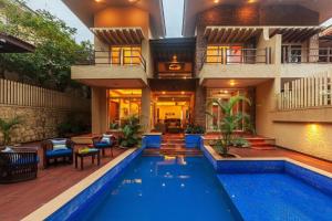StayVista's The Happy Hive - Cozy rooms and a pool for a delightful stay