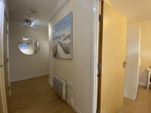 2-Bedroom Apartment with Balcony & Parking in Central Woking