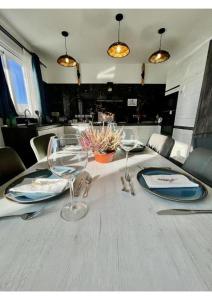 Airport Stay Comfortable accommodation with own bathroom Easy access