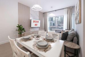 Free housekeeping visits during your stay - StayShort - Modern 1 Bedroom in Dubai Marina that Sleeps 4 Near Metro