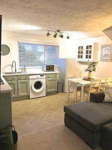 The Garden Annexe, walk to Derriford and close to Dartmoor with Parking