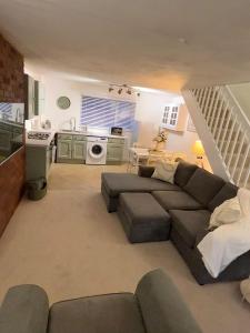 The Garden Annexe, walk to Derriford and close to Dartmoor with Parking