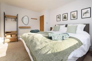 Custom House - Modern town centre house, sea views, two minutes to the beach