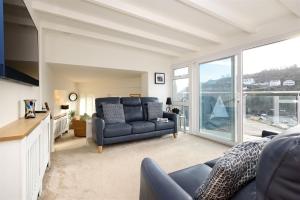 Custom House - Modern town centre house, sea views, two minutes to the beach