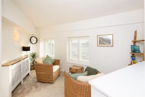 Custom House - Modern town centre house, sea views, two minutes to the beach