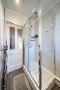 Bright sleep 4 15 minute centre free parking neaby