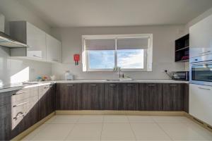 SEAVIEW Two-Bedroom Apartment Near the Beach with WiFi