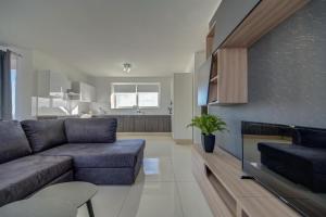 SEAVIEW Two-Bedroom Apartment Near the Beach with WiFi