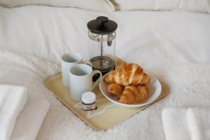 2BR Waterside Flat Parking WiFi Garden & DLR Nearby