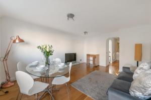 2BR Waterside Flat Parking WiFi Garden & DLR Nearby