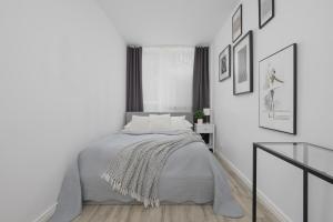 Spacious Two Bedroom Apartment with Bathtub by Noclegi Renters