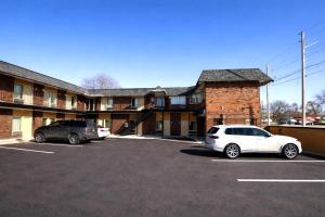 The Queen B Motel, Detroit-Warren