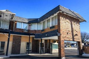 The Queen B Motel, Detroit-Warren