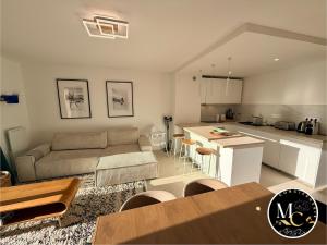 Spacious Modern Duplex Sunny View Ski & Hikes D52