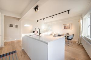 Bright Modern Apartment with Balcony