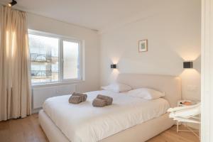 Bright Modern Apartment with Balcony