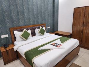 Frolic Hotel Near Sec 52 Noida Metro Station