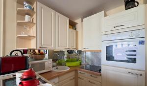 Quiet three-room Golden Square Terrace