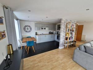 Spacious, sunny Leith apartment