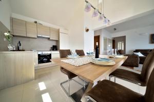 Seafront Holiday Home - Private Jacuzzi