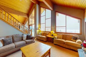 Coyote Creek Chalet